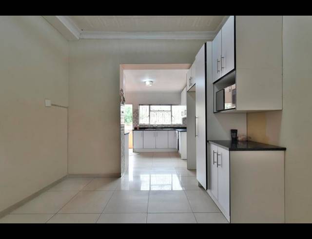 4 BEDROOM HOUSE FOR SALE IN BEZUIDENHOUT VALLEY